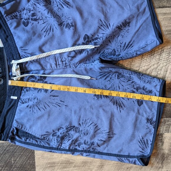 Vuori Cruise Boardshorts 30 Blue Floral - Picture 4 of 5